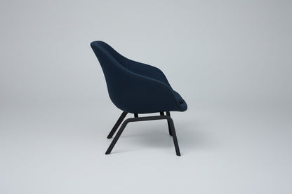 HAY About A Lounge Chair 83 AAL loungestol i mørkeblåt stof set fra siden