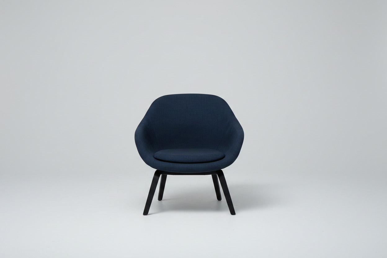 HAY About A Lounge Chair 83 AAL loungestol i mørkeblåt stof og sort træ set forfra