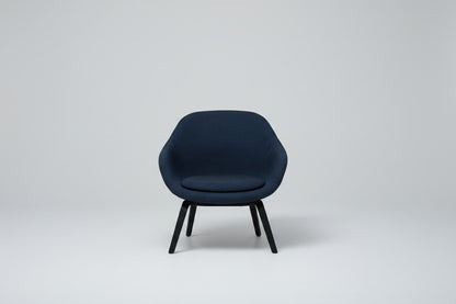 HAY About A Lounge Chair 83 AAL loungestol i mørkeblåt stof og sort træ set forfra