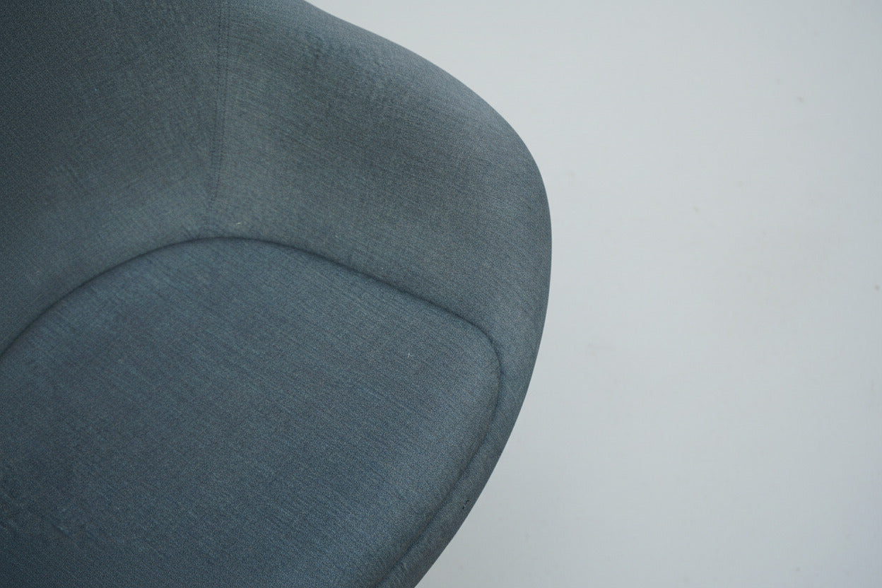 Close-up af HAY About A Lounge Chair 83 AAL med mørkegrå polstring og sortbejdset træstel