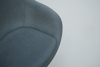 Close-up af HAY About A Lounge Chair 83 AAL med mørkegrå polstring og sortbejdset træstel