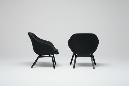 HAY About A Lounge Chair 83 AAL loungestol i mørkegråt stof med sort træstel set fra siden