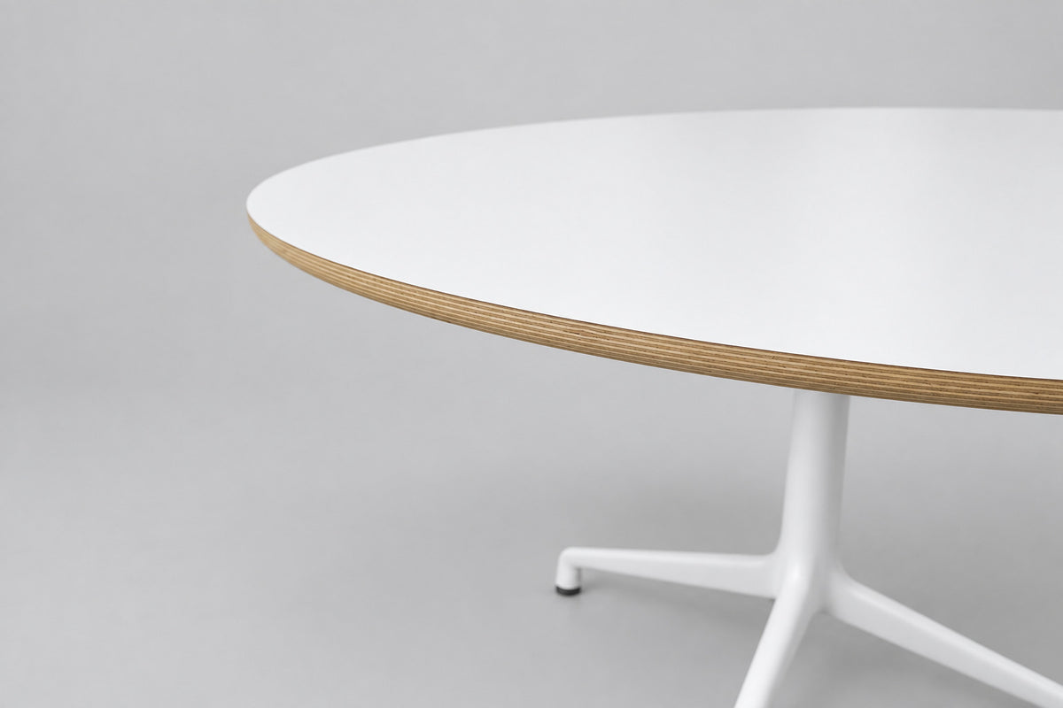 Close up af HAY About A Table AAT20 med hvid laminatbordplade og pulverlakeret hvidt stel