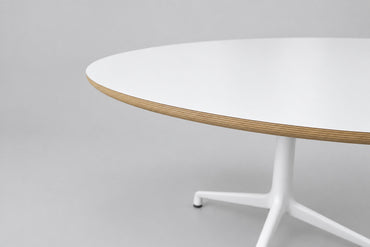 Close up af HAY About A Table AAT20 med hvid laminatbordplade og pulverlakeret hvidt stel