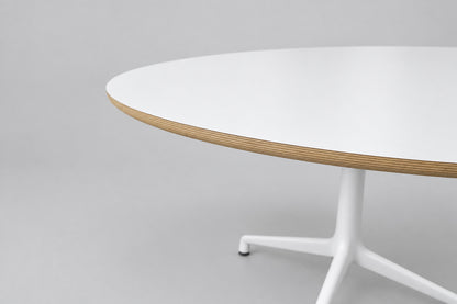 Close up af HAY About A Table AAT20 med hvid laminatbordplade og pulverlakeret hvidt stel