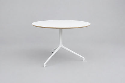 HAY About A Table AAT20 rundt bord Ø110 cm med hvid laminatbordplade og hvidt stel – set forfra