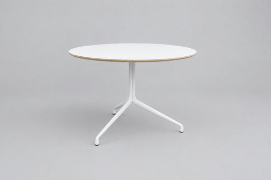 HAY About A Table AAT20 rundt bord Ø110 cm med hvid laminatbordplade og hvidt stel – set forfra