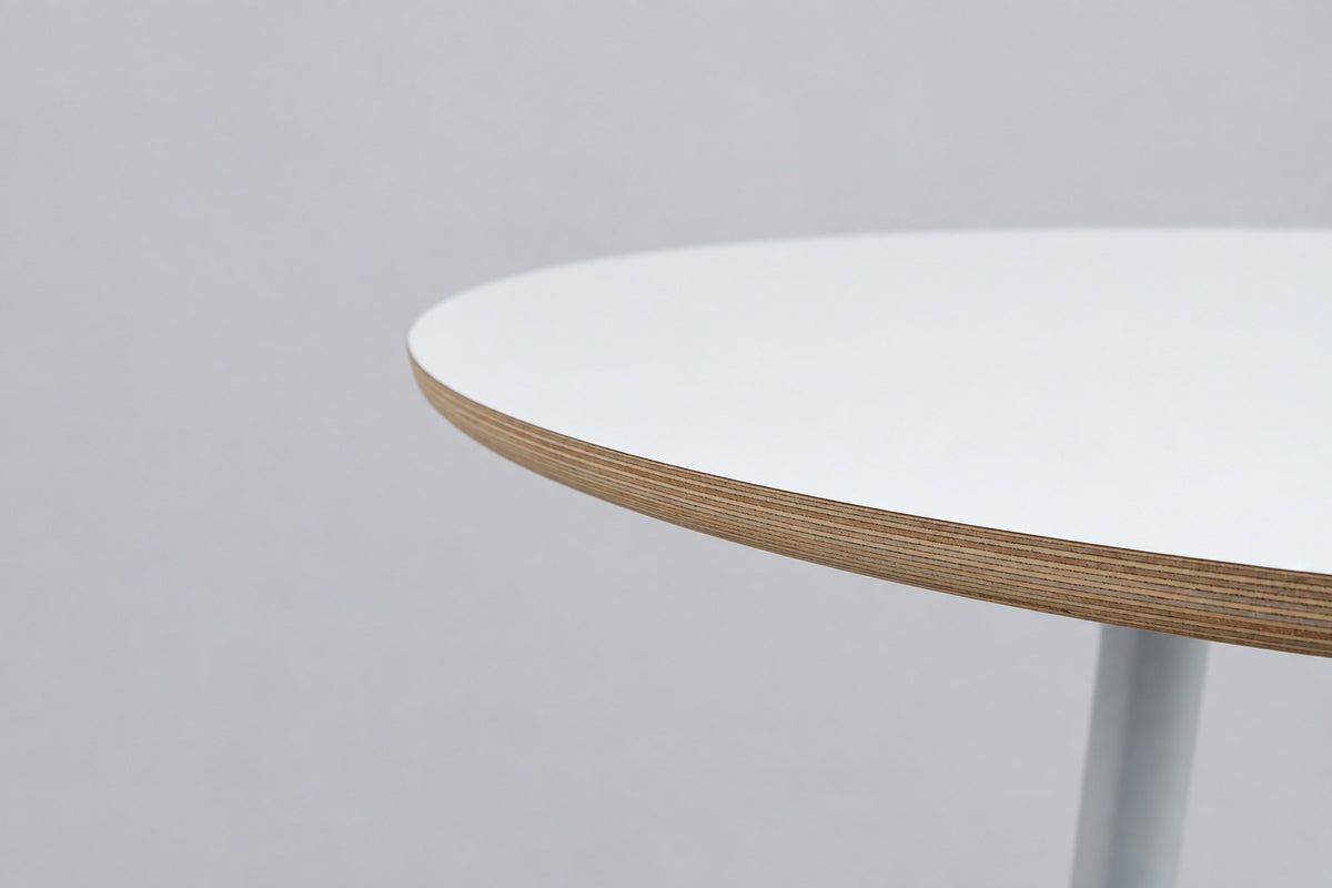Close up af HAY About A Table højbord med hvid laminatbordplade og pulverlakeret hvidt stel