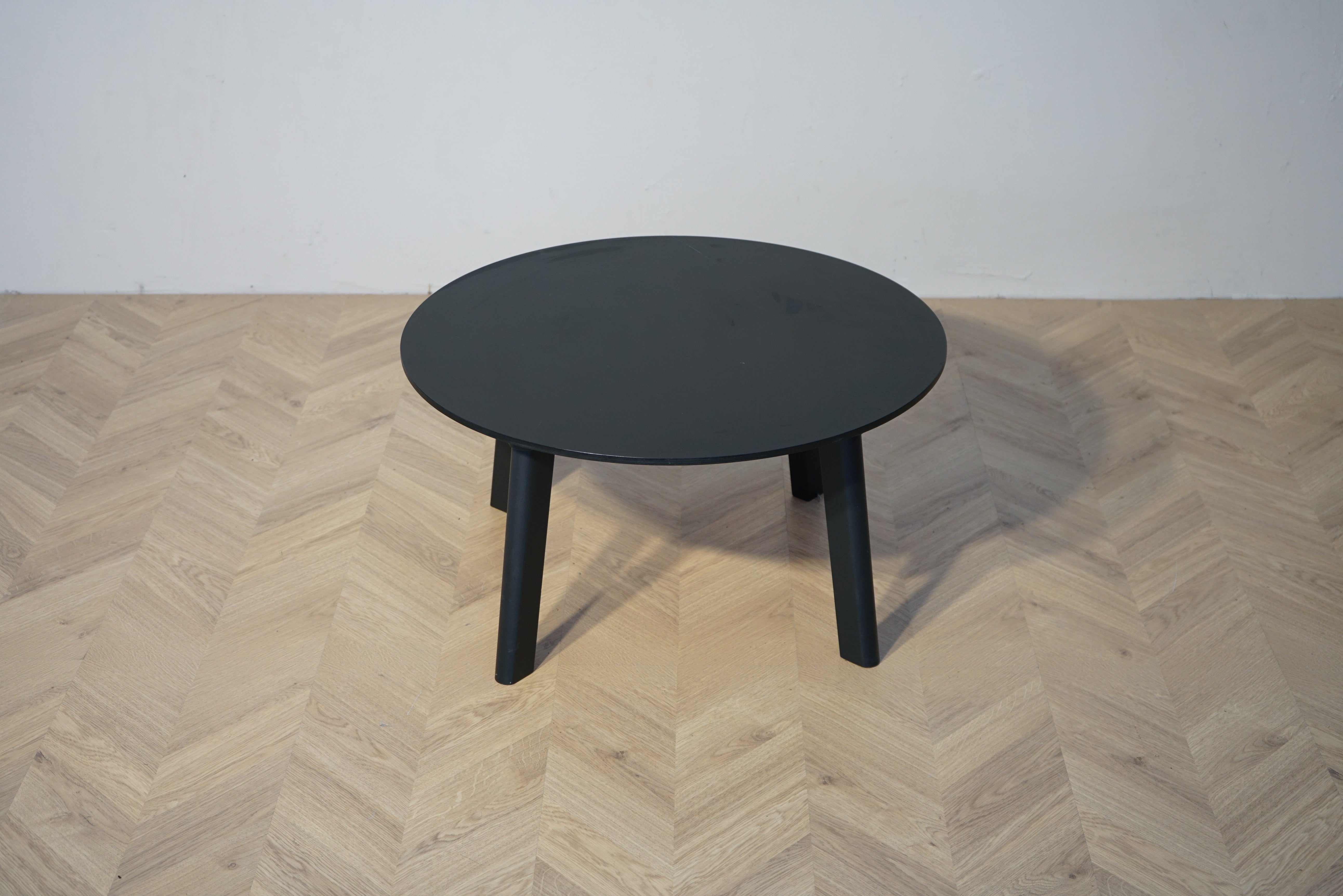 HAY Bella sofabord i sort laminat rundt Ø75 cm set forfra