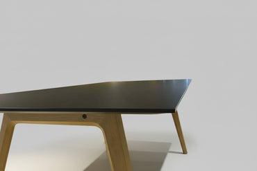 Detalje af sort linoleumsbordplade og egetræsben på CPH30 bord fra HAY