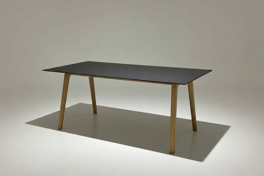 CPH30 bord fra HAY set forfra med sort linoleumsbordplade og egetræsben