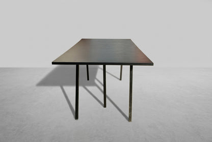 HAY Loop Stand bord i sort linoleum med pulverlakeret metalstel set fra siden, ideelt som spisebord og konferencebord.