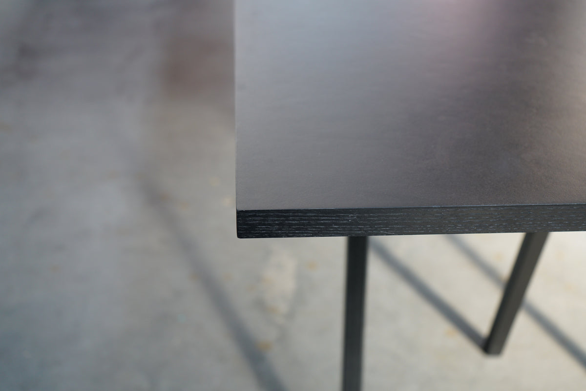 Nærbillede af HAY Loop Stand mødebord med sort linoleumsbordplade og minimalistisk dansk design af Leif Jørgensen.