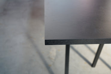 Nærbillede af HAY Loop Stand mødebord med sort linoleumsbordplade og minimalistisk dansk design af Leif Jørgensen.