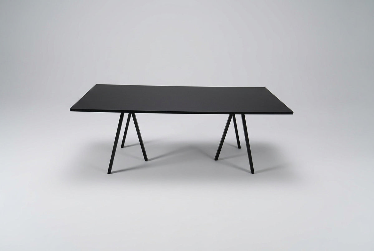 HAY Loop Stand spisebord i sort linoleum med trebenede metalbukke, 200 x 92 cm, set forfra.