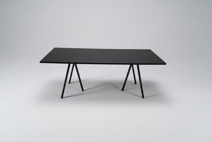 HAY Loop Stand spisebord i sort linoleum med trebenede metalbukke, 200 x 92 cm, set forfra.