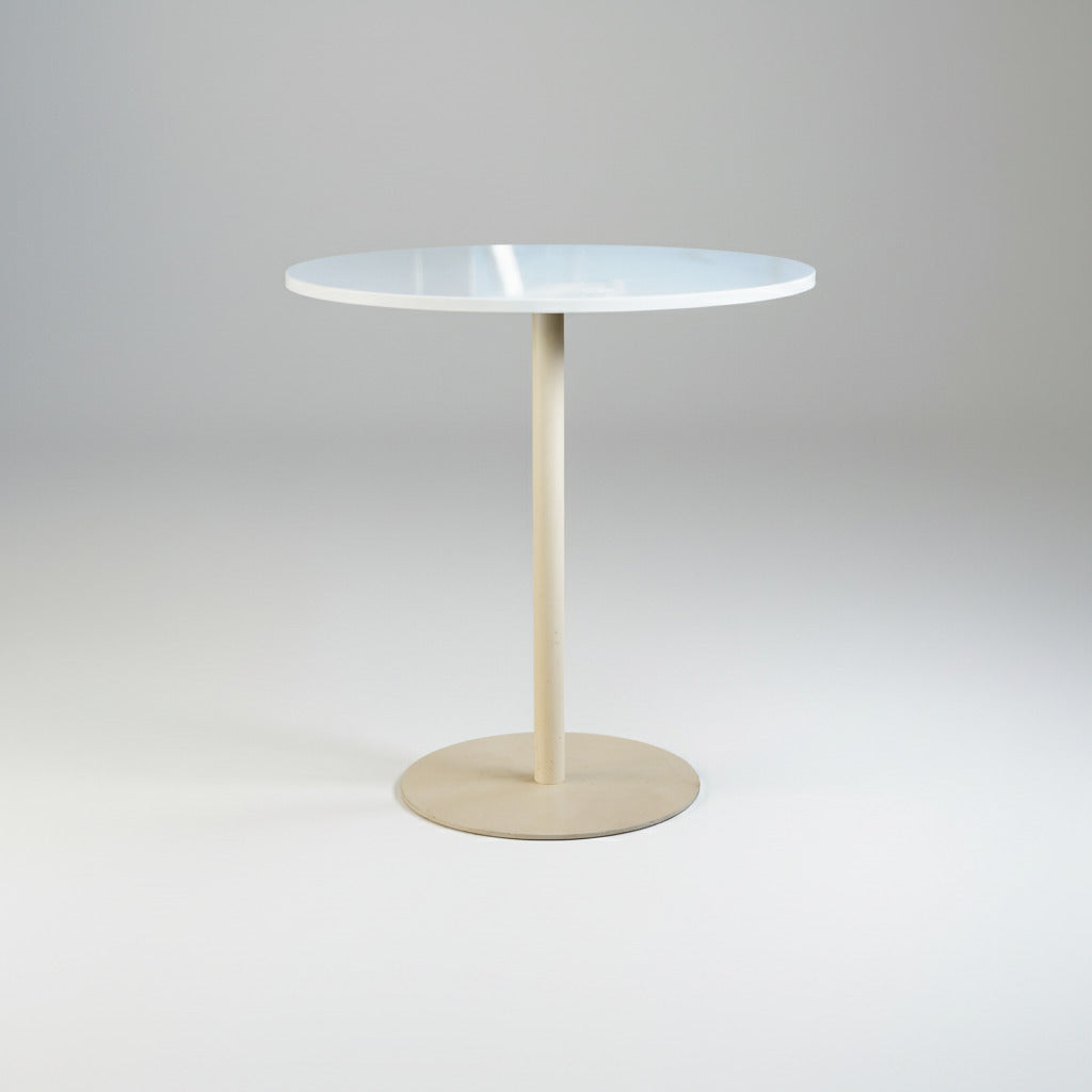 HAY Pyro kaffebord set forfra med hvid bordplade og beige stel, 52 cm højt