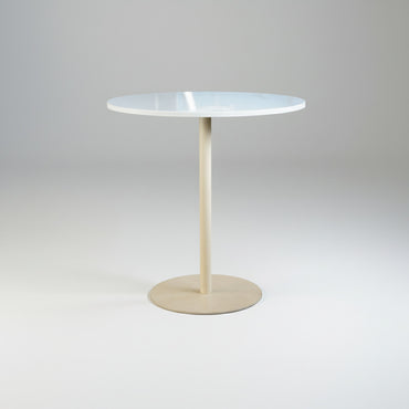 HAY Pyro kaffebord set forfra med hvid bordplade og beige stel, 52 cm højt