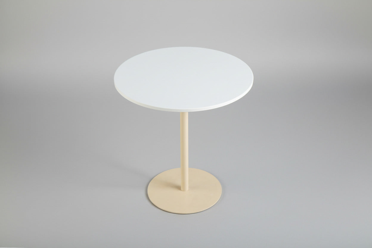 HAY Pyro kaffebord set ovenfra med rund hvid bordplade Ø50 og beige stel