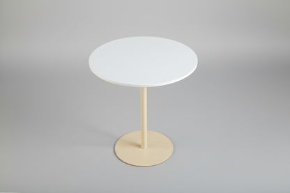 HAY Pyro kaffebord set ovenfra med rund hvid bordplade Ø50 og beige stel