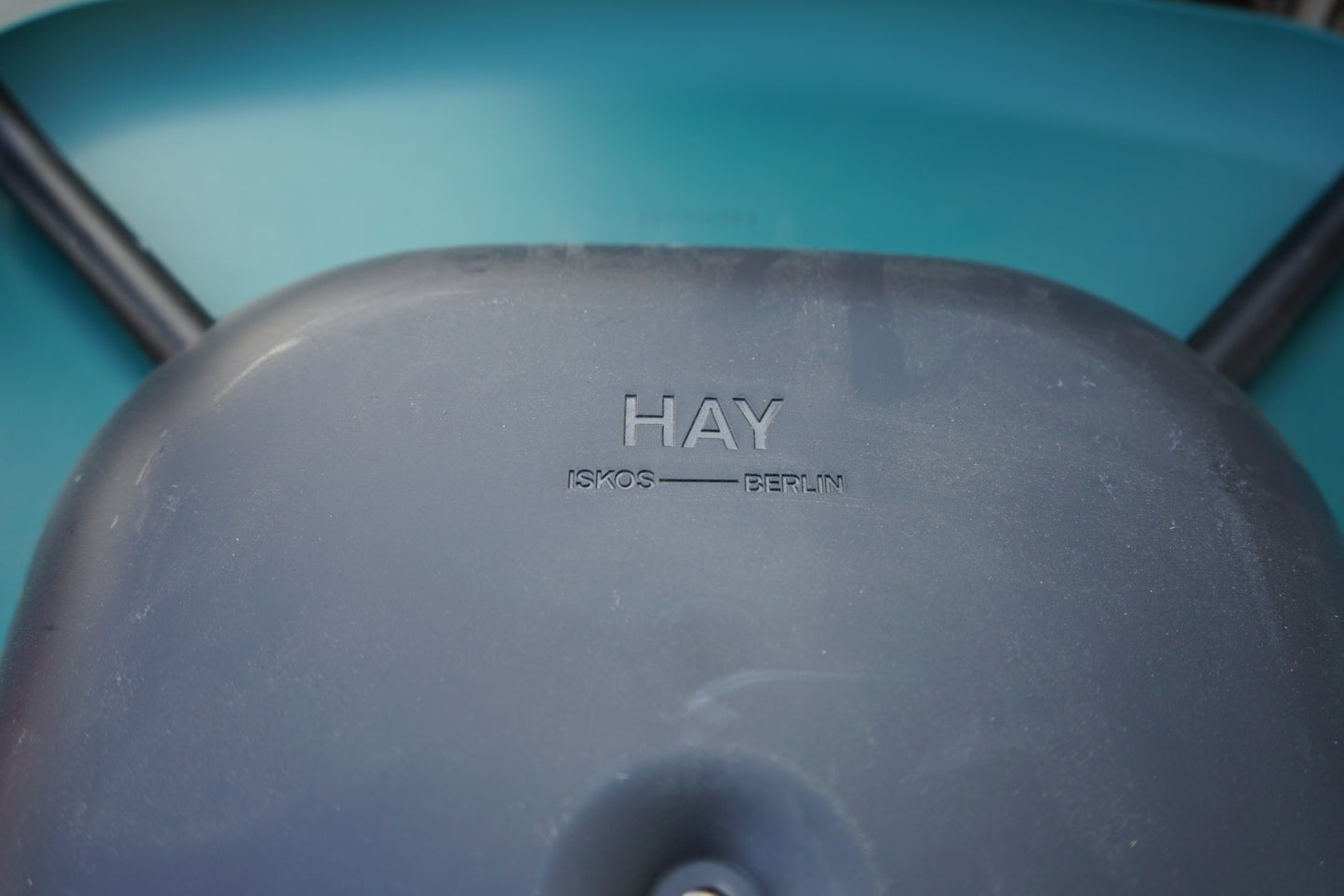 HAY logo og mærkedetalje på Soft Edge 45 stol designet af Iskos-Berlin