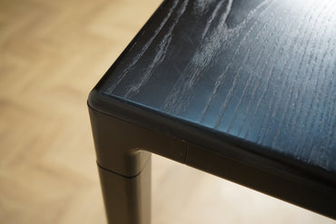 Close up af HAY T12 barbords bordplade i sort asketræsfiner