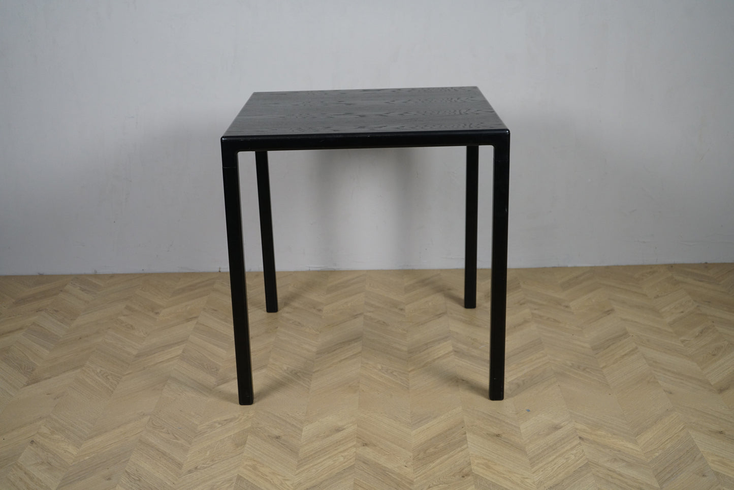 HAY T12 barbord set forfra i sort askefiner og sort aluminiumstel