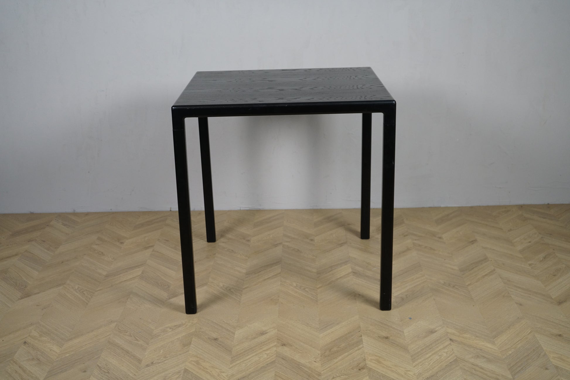 HAY T12 barbord set forfra i sort askefiner og sort aluminiumstel