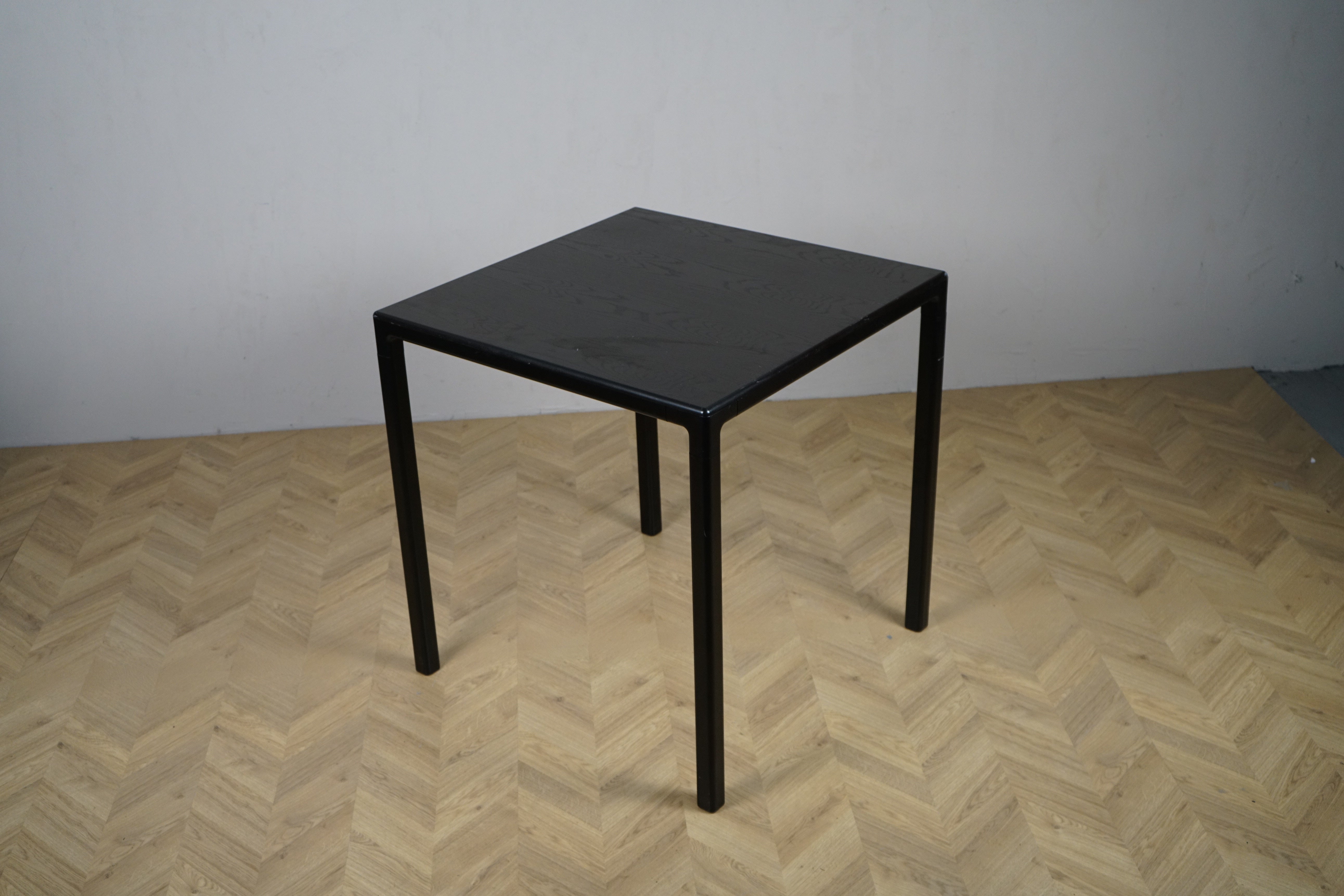 HAY T12 barbord i sort askefiner med sort aluminiumstel set fra skrå vinkel