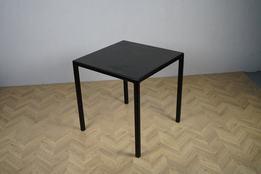 HAY T12 barbord i sort askefiner med sort aluminiumstel set fra skrå vinkel