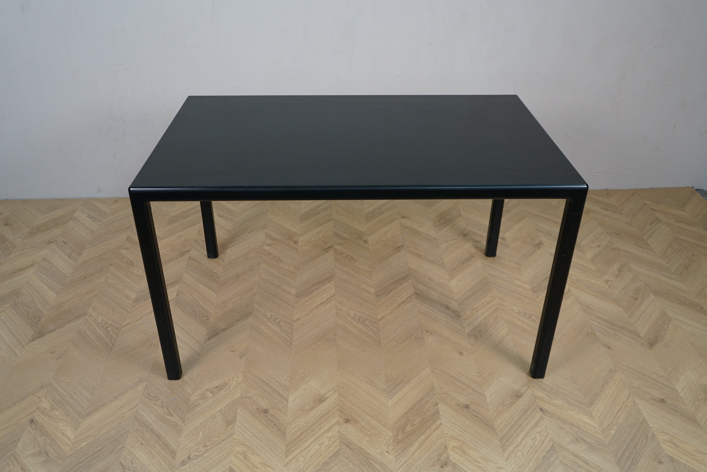 HAY T12 sort spisebord set forfra – elegant spisebord i sort fra HAY 130x80 cm