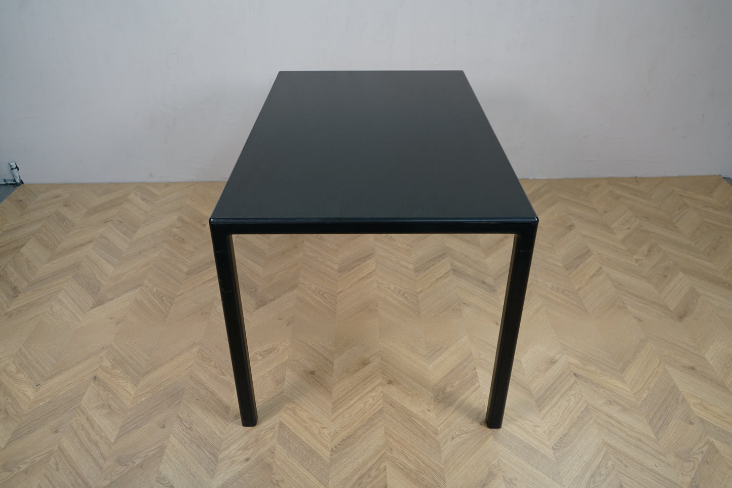 HAY T12 sort spisebord set fra siden – minimalistisk spisebord i sort 130x80 cm