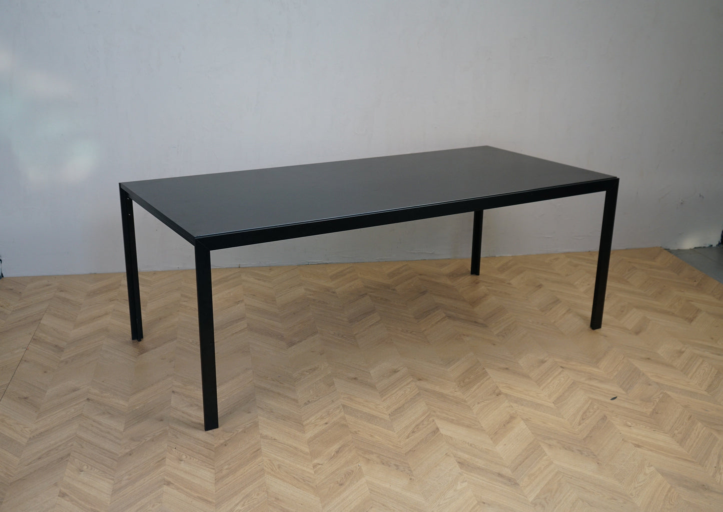 HAY T12 spisebord 200x90 cm i sort laminat – set forfra