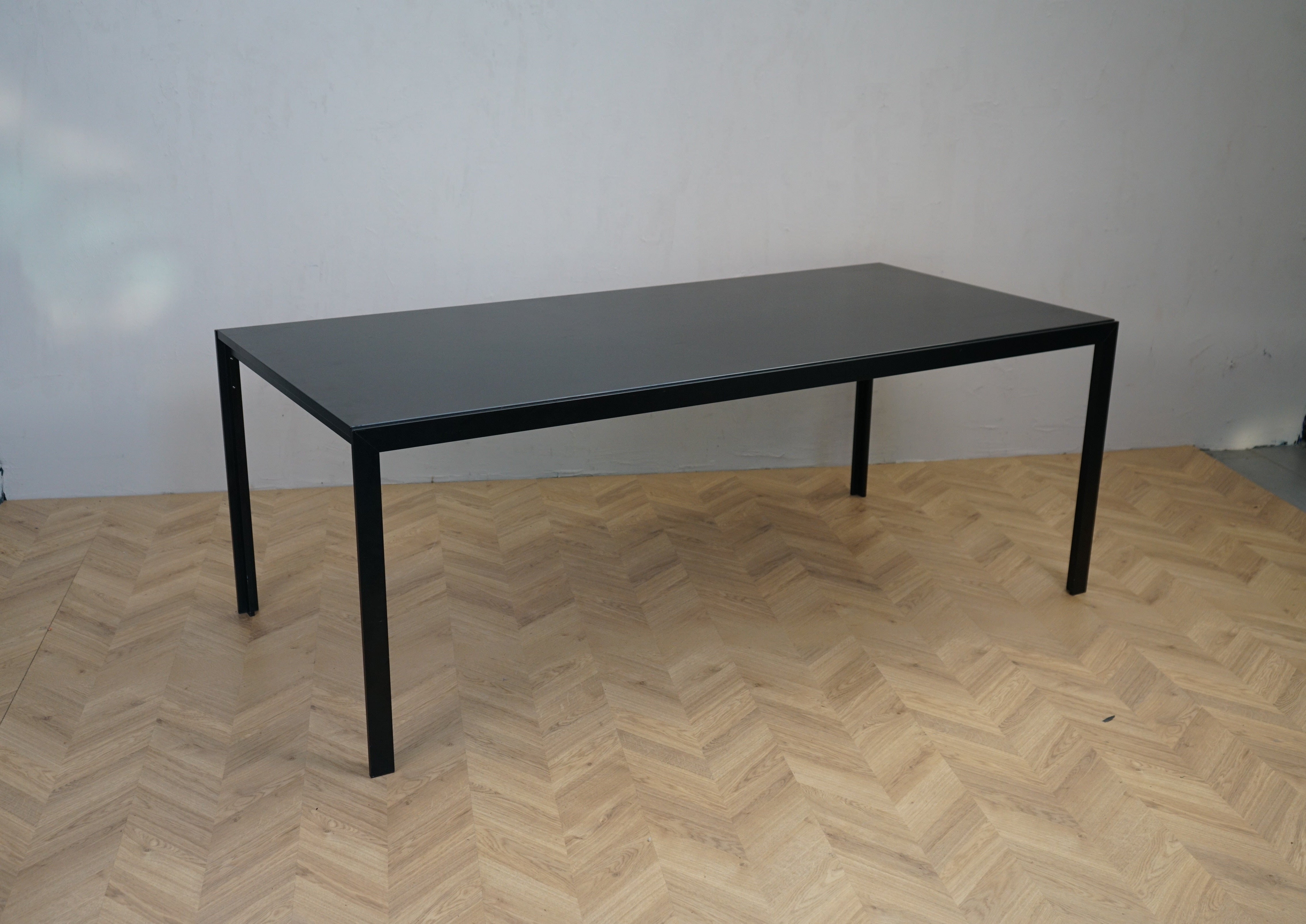HAY T12 spisebord 200x90 cm i sort laminat – set forfra