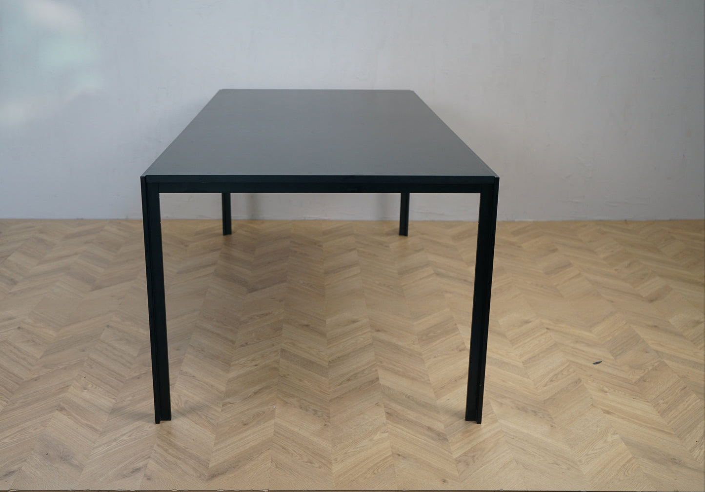 HAY T12 bord set fra siden med sort laminatbordplade og sort stel