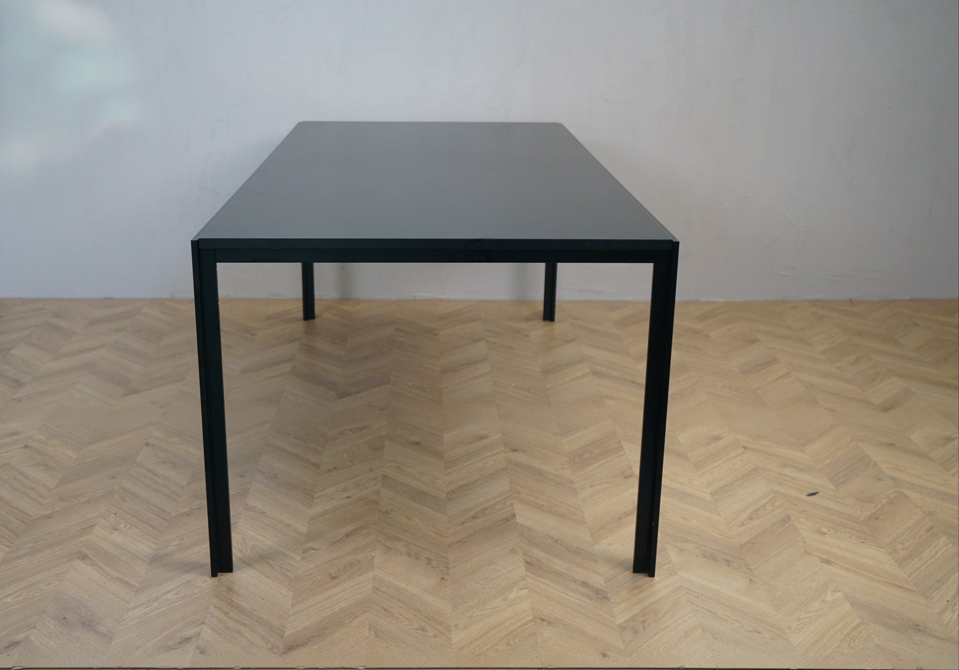 HAY T12 bord set fra siden med sort laminatbordplade og sort stel