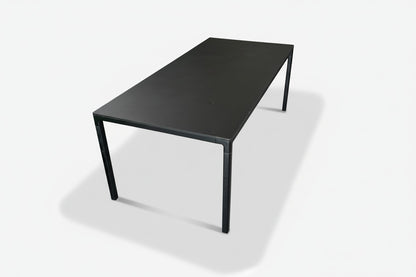 HAY T12 spisebord set ovenfra med sort linoleum bordplade