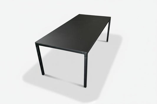 HAY T12 spisebord set ovenfra med sort linoleum bordplade