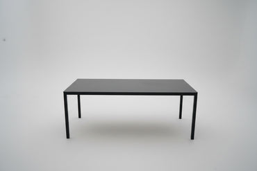 HAY T12 spisebord med sort linoleum bordplade og sorte ben set forfra