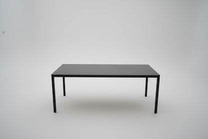 HAY T12 spisebord med sort linoleum bordplade og sorte ben set forfra