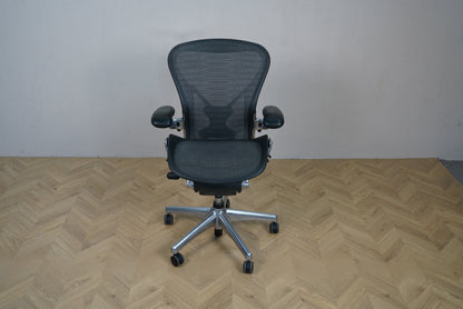 Herman Miller Aeron kontorstol i sort mesh set forfra