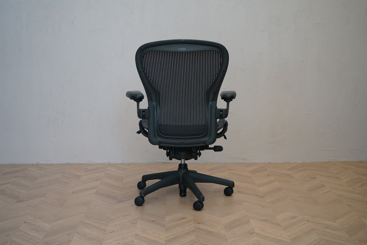 Herman Miller Aeron kontorstol størrelse C i sort set bagfra