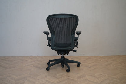 Herman Miller Aeron kontorstol størrelse C i sort set bagfra