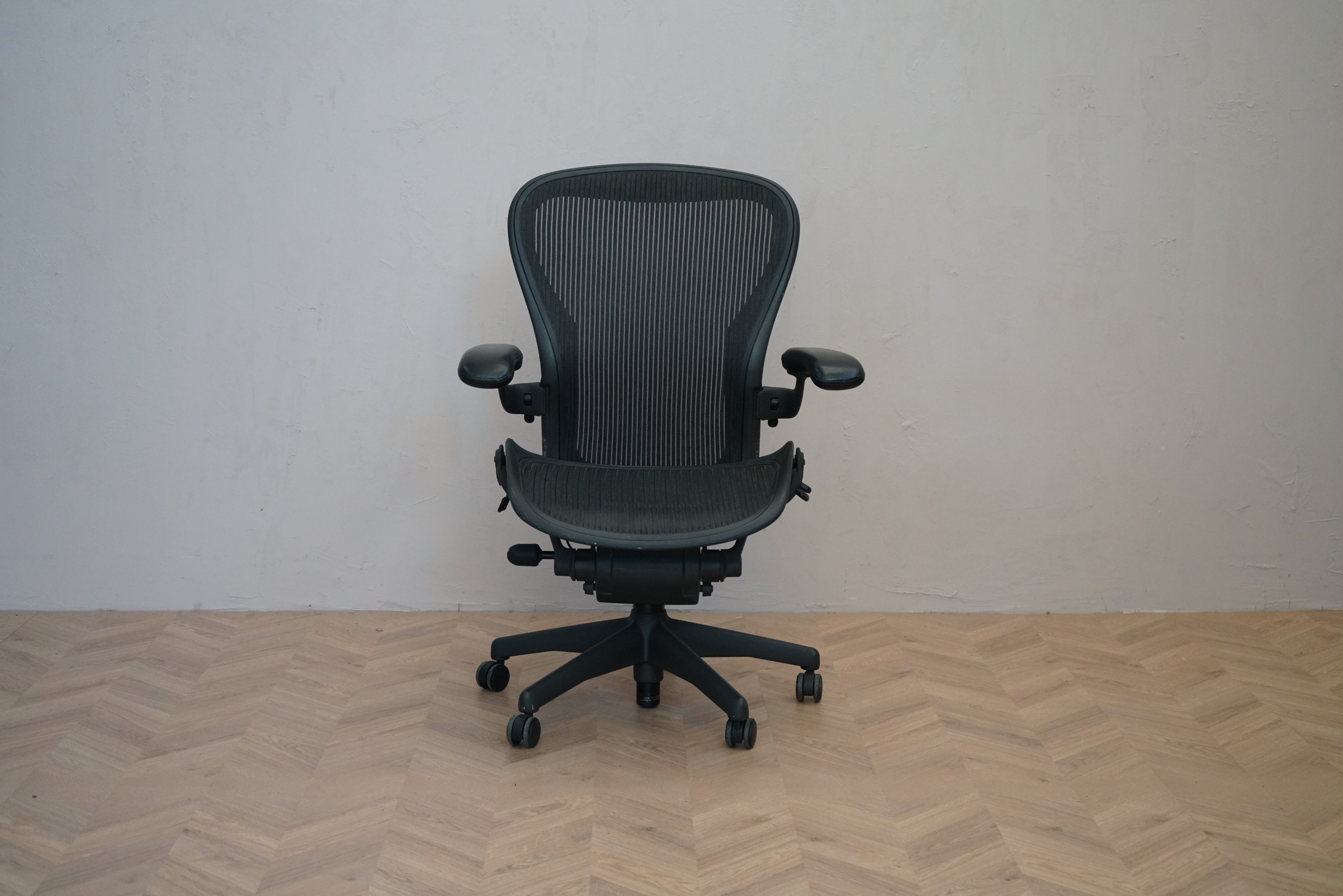 Herman Miller Aeron kontorstol størrelse C i sort set forfra