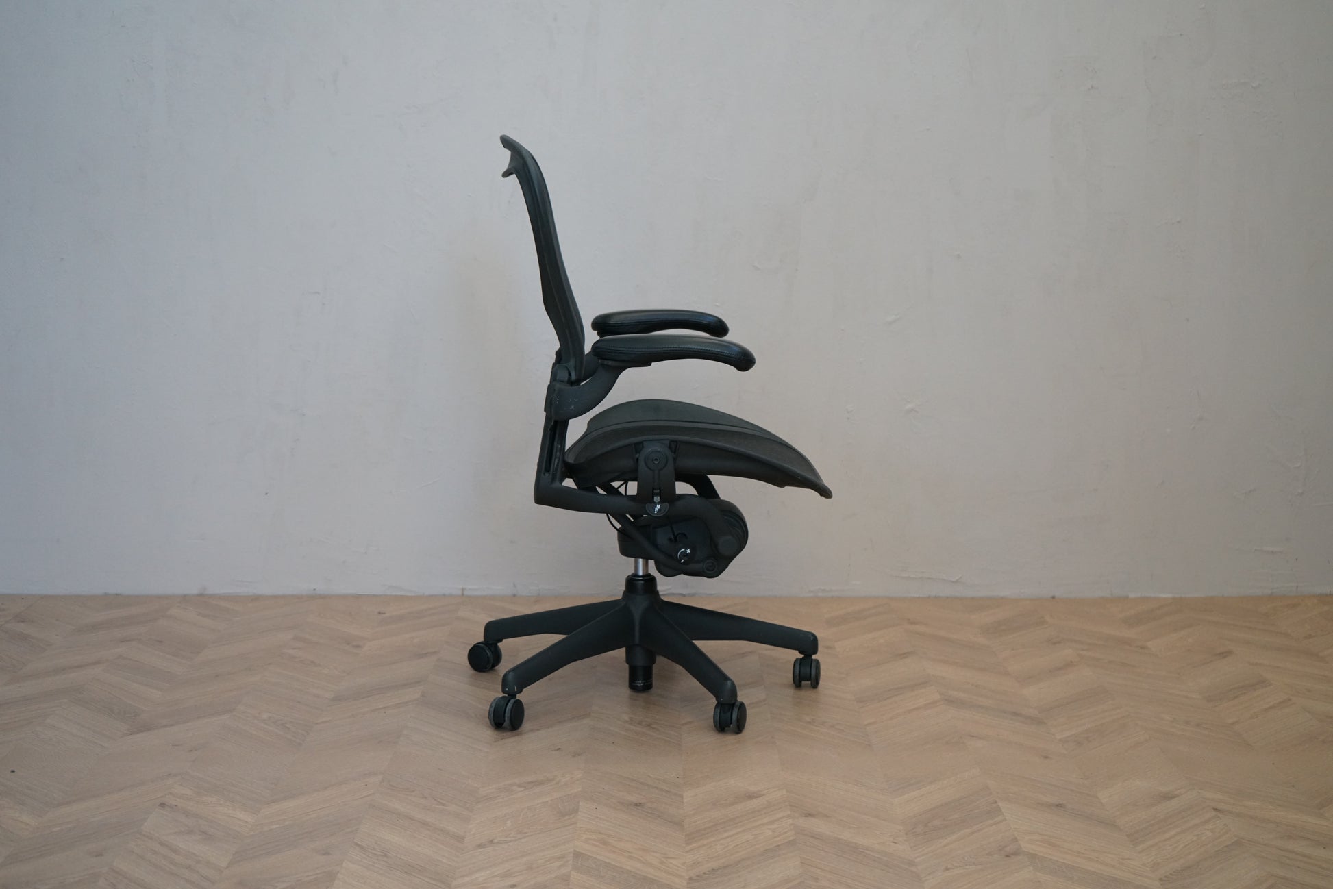 Herman Miller Aeron kontorstol størrelse C set fra siden i sort