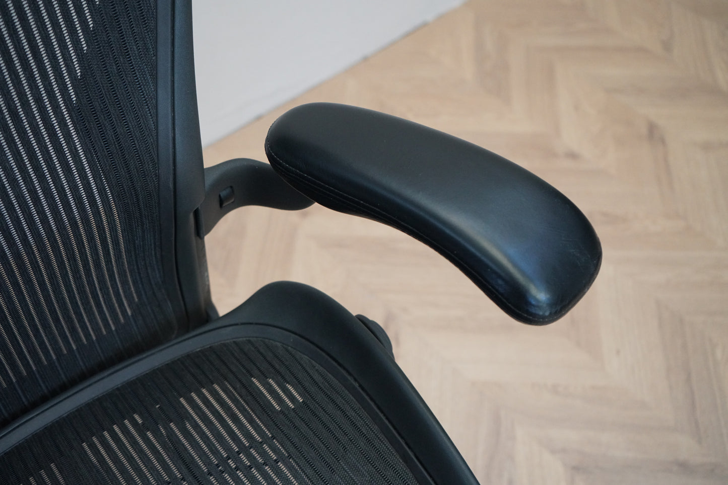 Close up af Herman Miller Aeron stol med sort mesh sæde og ryg