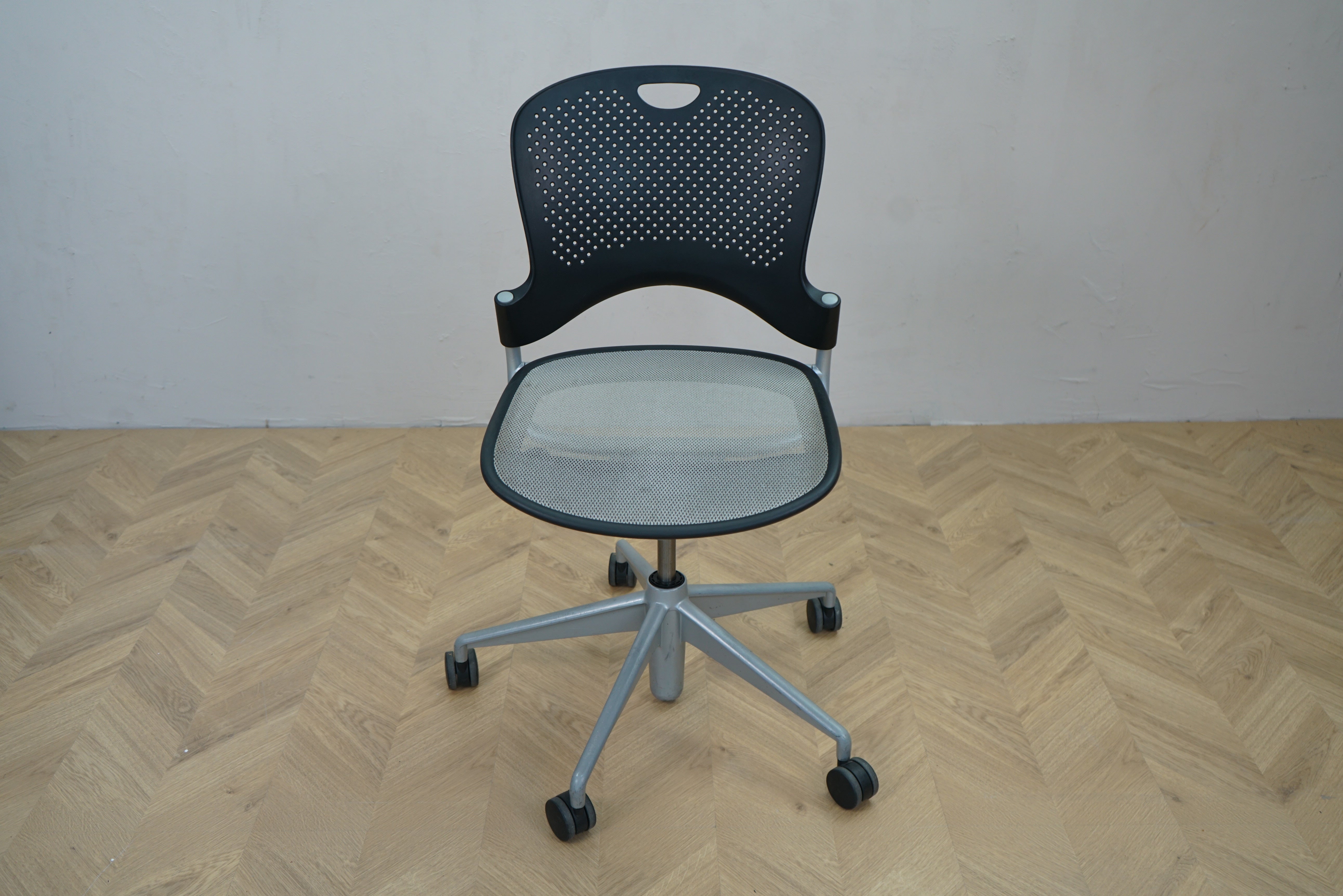 Herman Miller Caper kontorstol set forfra med sort plastryg og mesh sæde