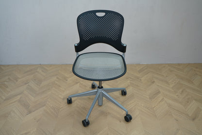 Herman Miller Caper kontorstol set forfra med sort plastryg og mesh sæde