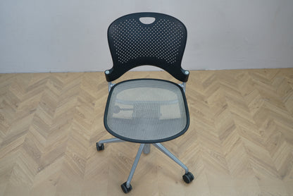 Herman Miller Caper kontorstol set ovenfra med mesh sæde og sort ryg