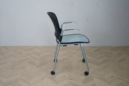 Herman Miller Casper konferencestol med hjul set fra siden, viser armlæn, buet ryglæn og metalstel med hjul.